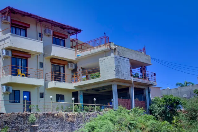 StrawBella Inn Villa | A Villa in Mahabaleshwar with Infinity Swimming pool.7 BHK