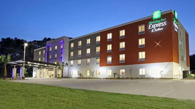 Holiday Inn Express & Suites Columbus North by IHG