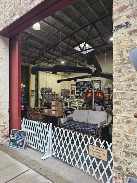 Oliver Bentleys - Dog Deli, Human Hangout, Provisions, Grooming & Historic Dog Walking Tour Co.