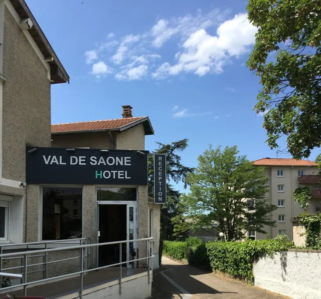 Hotel au Val de Saône Free Parking