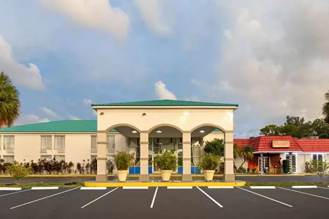 Days Inn & Suites by Wyndham Fort Pierce Midtown