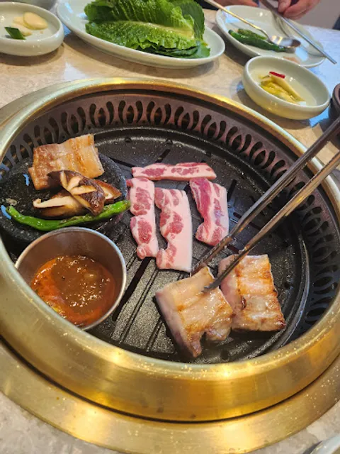 거대돼지국밥 Geodae Dwaeji Gukbap (pork soup & rice) 豬肉湯飯