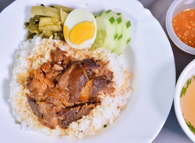 ຮ້ານເຂົ້າປຽກເສັ້ນໃຫຍ່ທາດຫຼວງ Thatluang Lao Noodles Restaurant