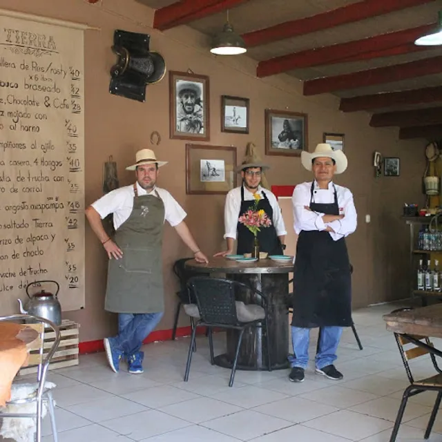 Tierra Cocina Artesanal / Urubamba