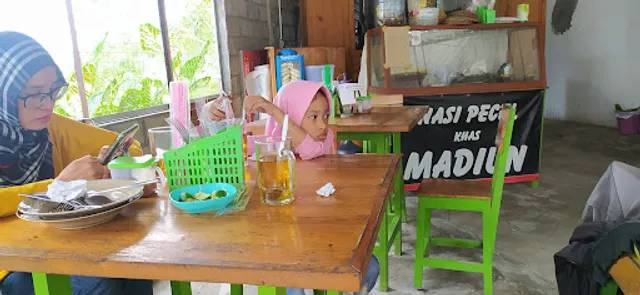 Nasi Pecel Madiun dan Rawon Mbak Einy