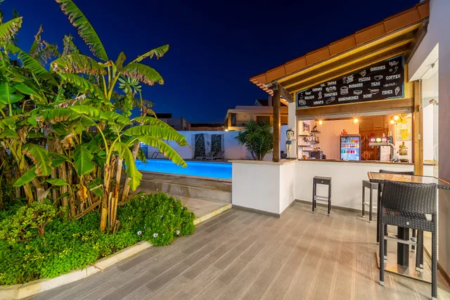 Silver Seahorse Garden Retreat