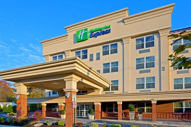 Holiday Inn Express & Suites Woodbridge by IHG