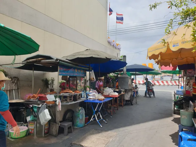 Utumporn Papaya salad and fried chicken&fish garlic
