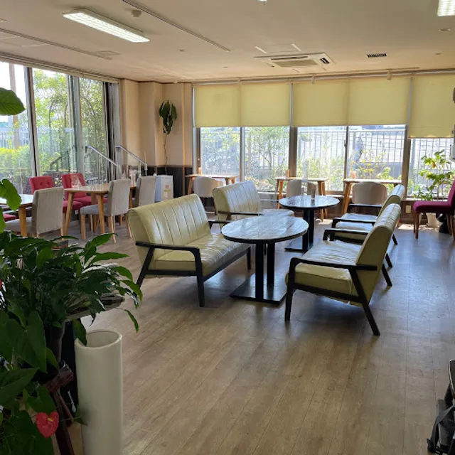 ル・カフェ・サリュ（ＬＥ・ＣＡＦＥ・ＳＡＬＵＴ）