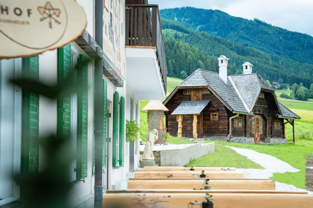 Lorettohof - Hotel Garni . Café . Taverne