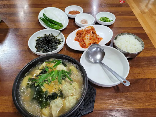 굴이랑굴국밥집