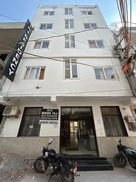 Hotel Moon Taj Near Yashobhoomi