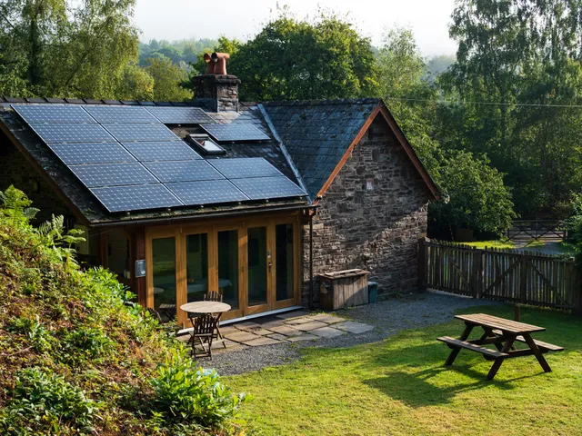 River Cabin: Cosy Eco-Cottage