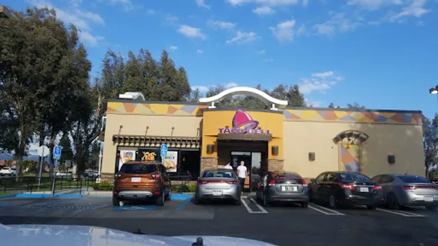 Taco Bell - Live Más Café