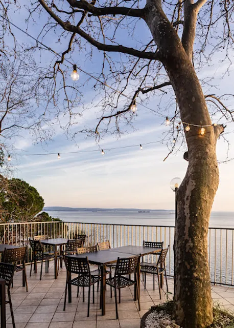 Sorrentino Trattoria Di Mare tenda rossa