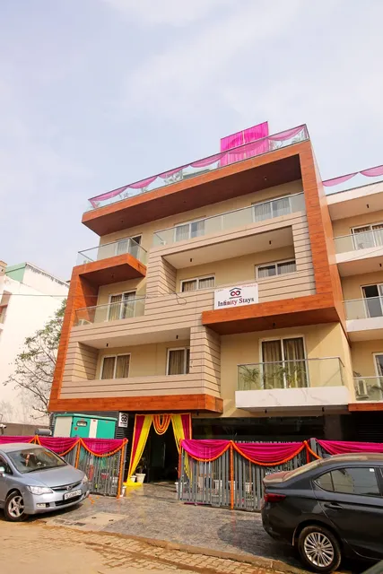 Infinity Stays - Hotel Near Medanta