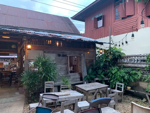 Kad Phra Non Shop (Local Food)