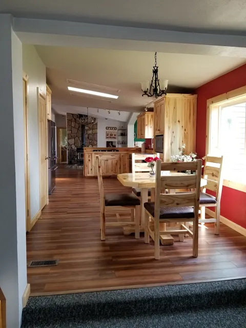 Rustic Living – Farmhouse Furniture Showroom