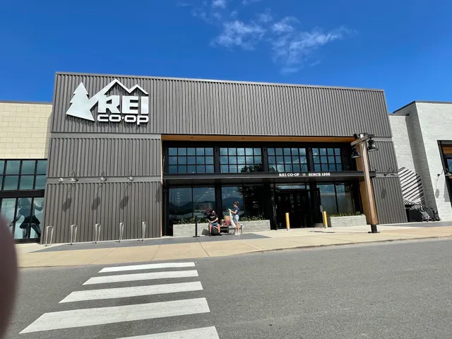 REI