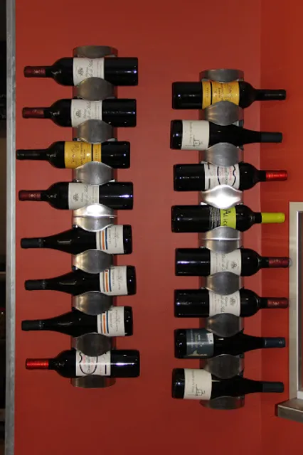 LES PIEDS SOUS LA TABLE