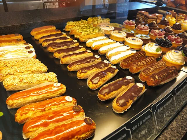 Eclair au Café