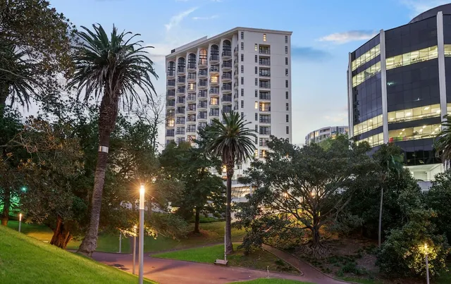 Parkside Hotel & Apartments