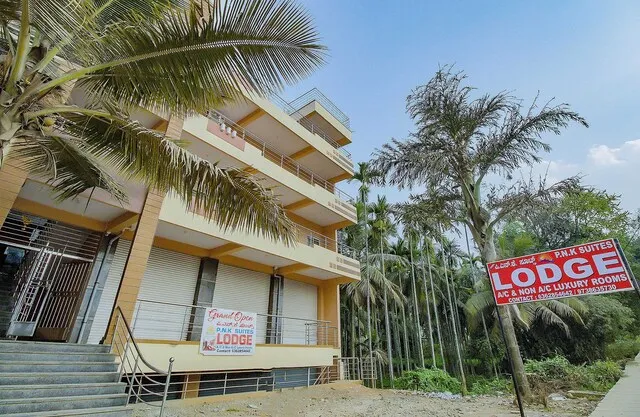 Hotel O P N K Suites