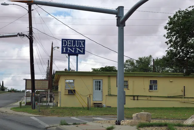 Delux Inn