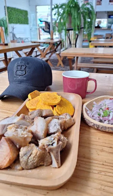 La Reina restaurante - chicharroneria