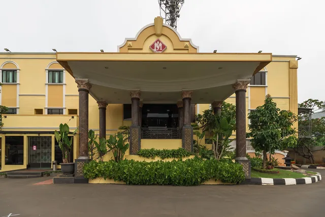 RedDoorz Plus near Dunia Fantasi Ancol