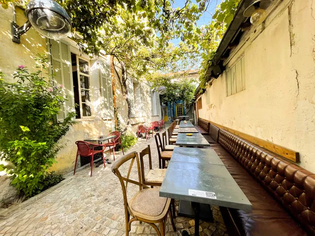 Le Hive Bar & Restaurant