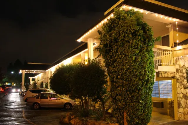 Caravelle Inn & Suites W&E