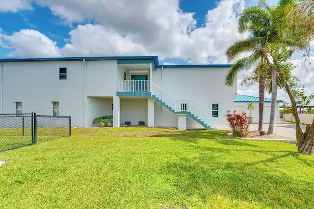 Waterfront Gem: Crystal River Family Home