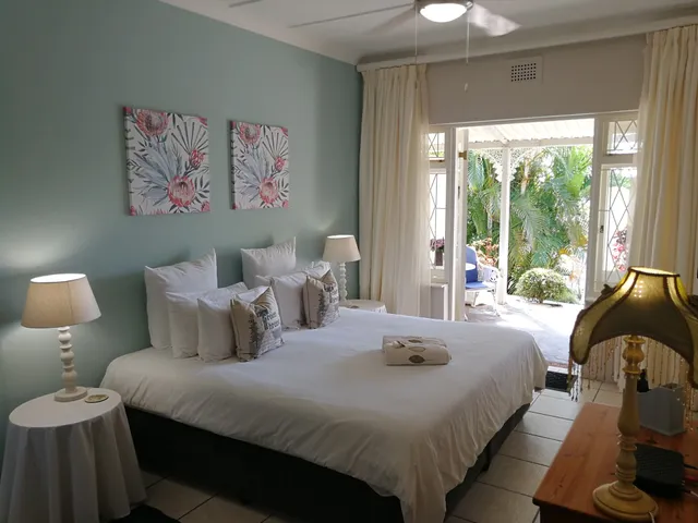 EIGHT PALMS Guest House