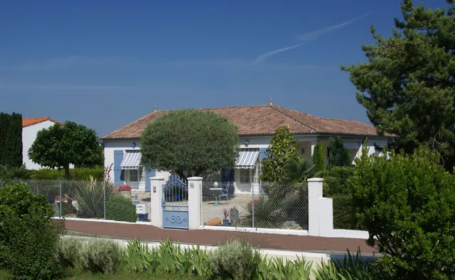 Appartement et Chambre d'Hôtes Villa l'Olivier, proche de la Plage