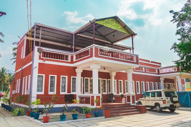 Western Castle Stays and Lawn