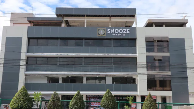 Snooze Inn and Suites