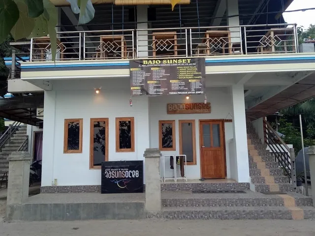 Bajo Sunset Hostel and Grill