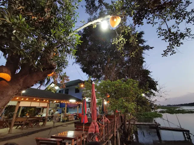 ร้านอาหารชายน้ำต้นตำหรับเกาะเรียน