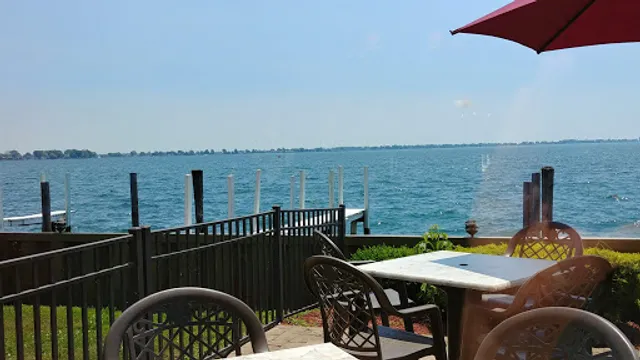 Bobby Macs Bayside Tavern & Grill