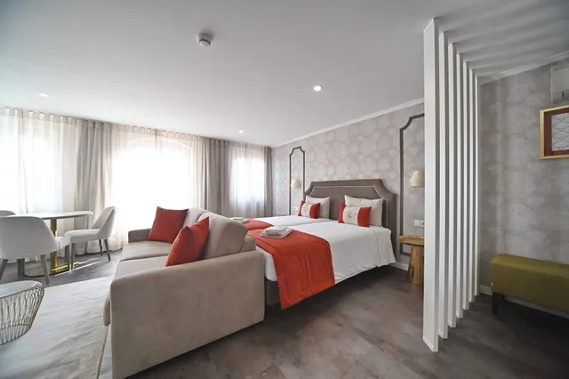 Famous Crows Guest House