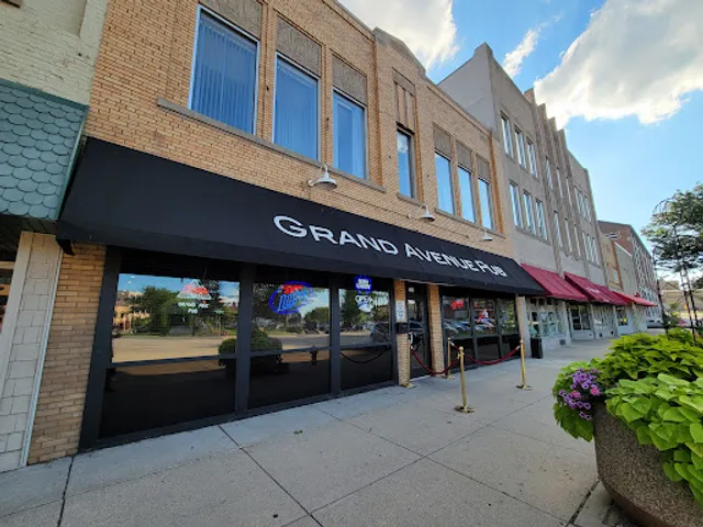 Grand Avenue Pub