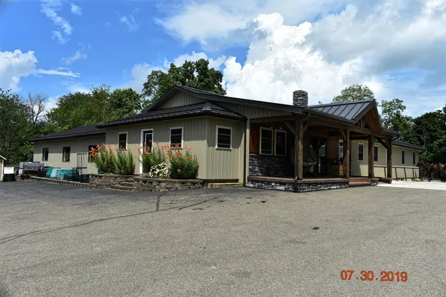 Signature Boot & Leather Co. Presented By: (Maysville Harness Shop)