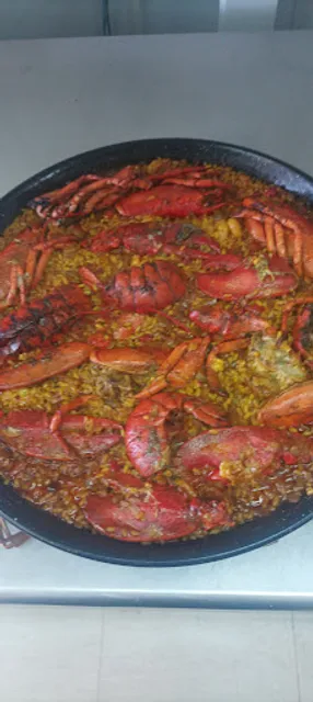 Caliu pollos a l'ast. Arrocería casera.