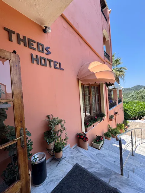 Theo's hotel