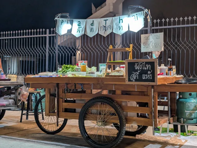 ตลาดรถไส ณ วัดตระพังทอง