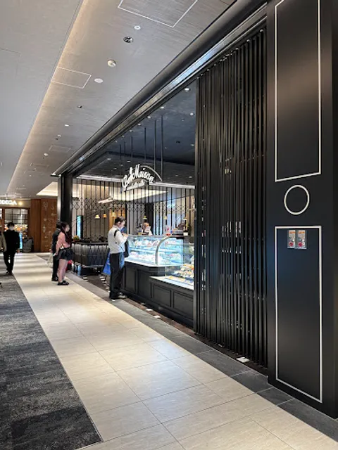 La Maison Ensoleille Table