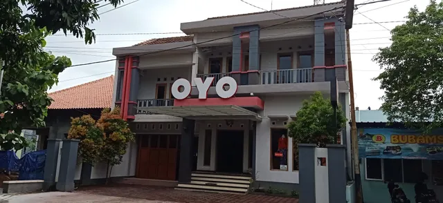OYO 1306 Kraton Mas Family Residence