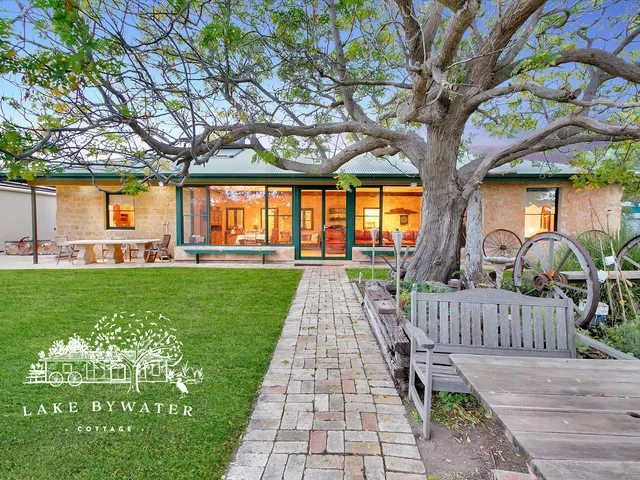 Lake Bywater Cottage