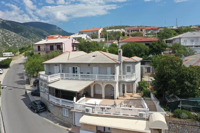 Apartments and room Suza